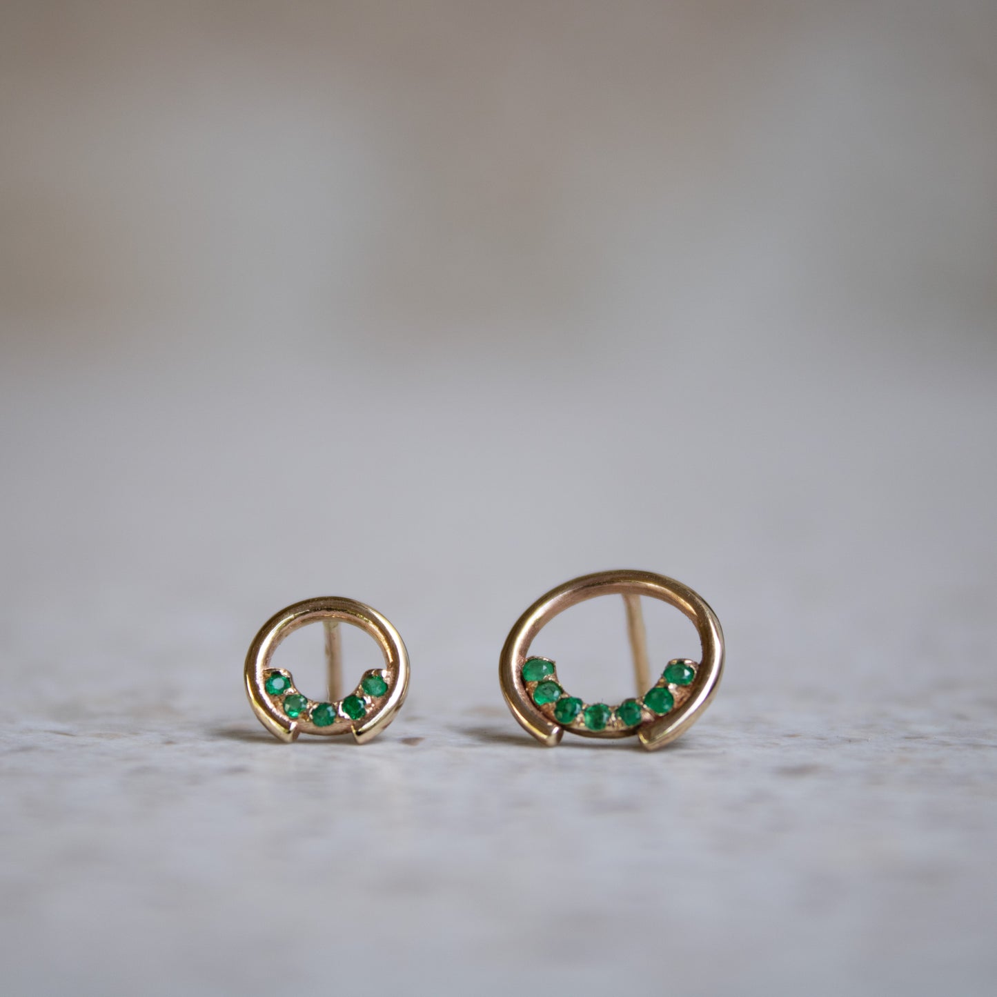 עגיל מון M משובץ